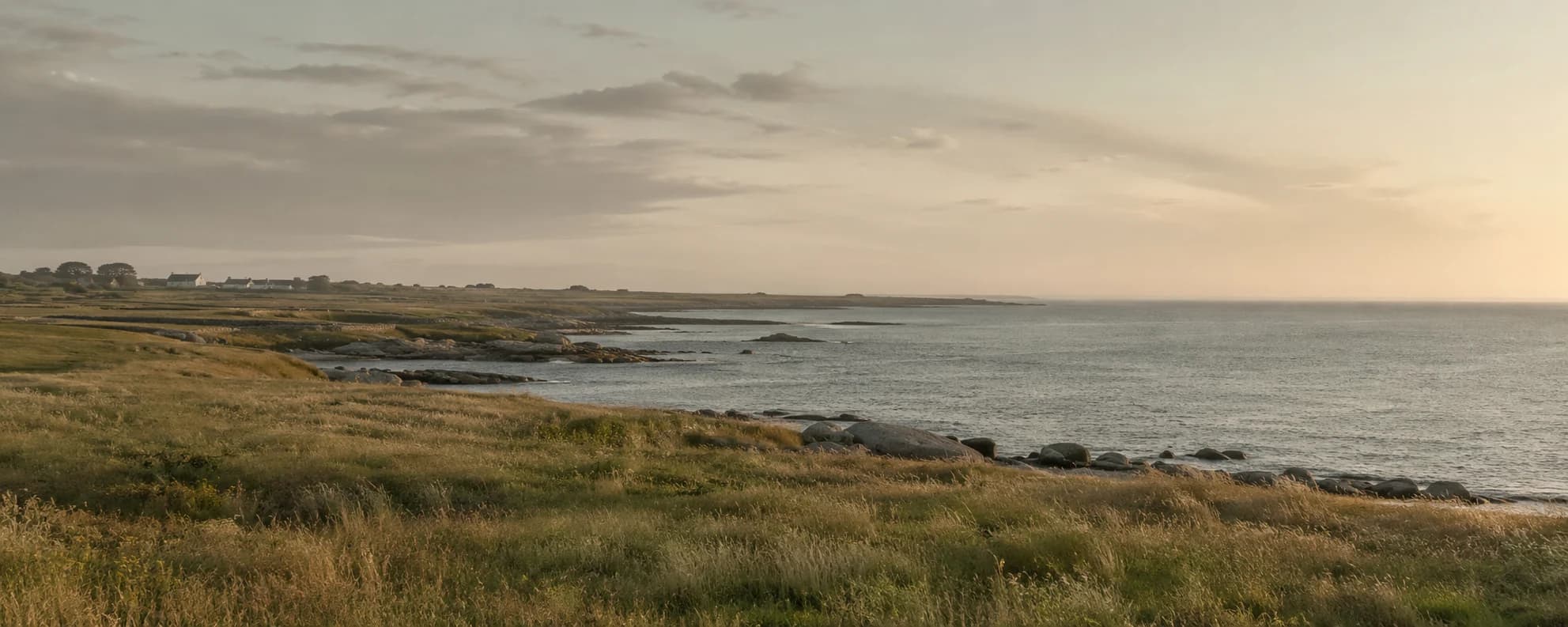 Gangsti gjennom sanddyner mot havet